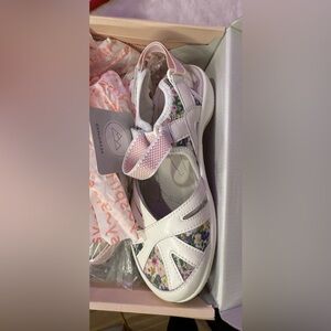 Easy Spirit White and Multicolor Sneakers Size 6 M